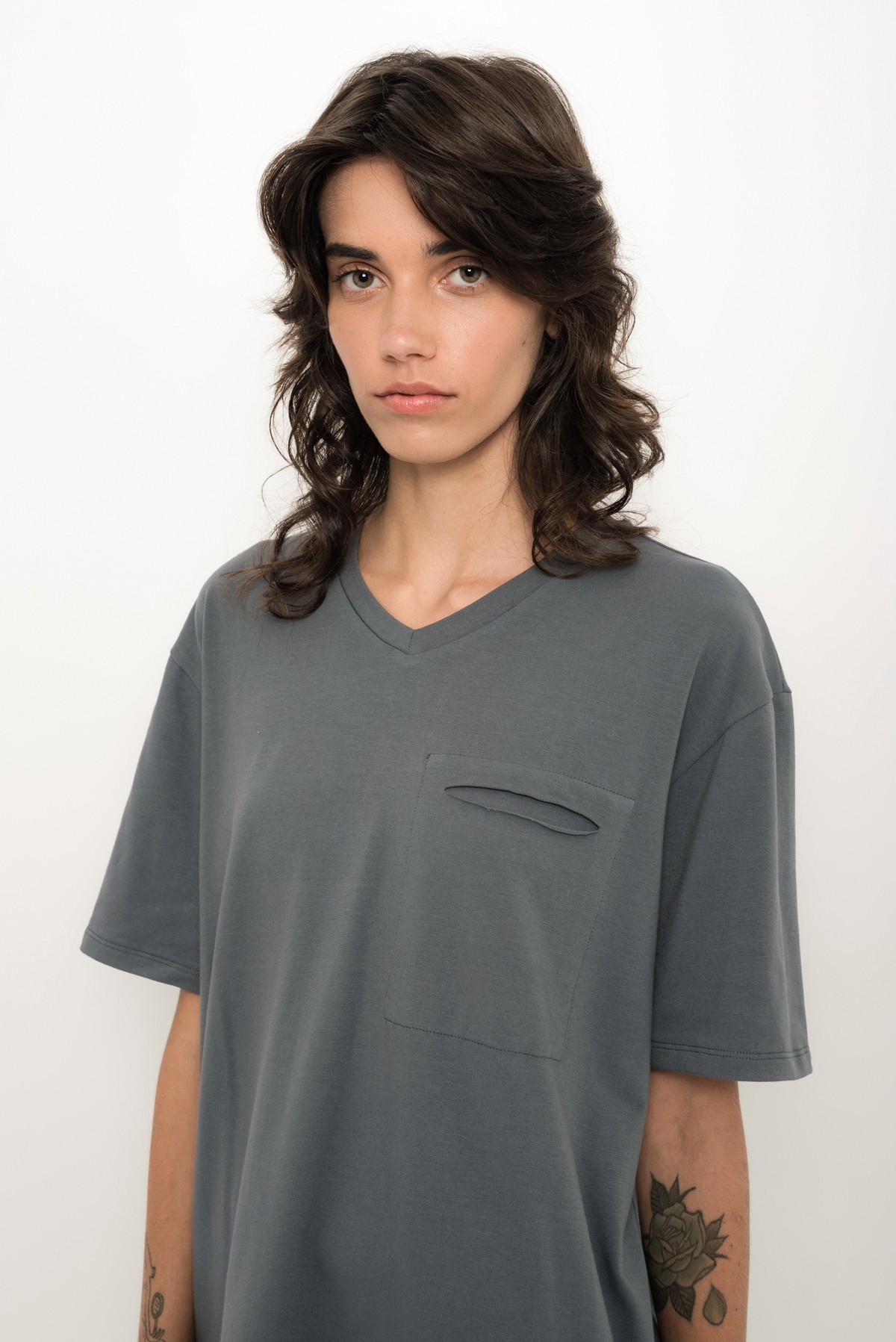 camiseta com bolso em malha orgânica e tingimento natural