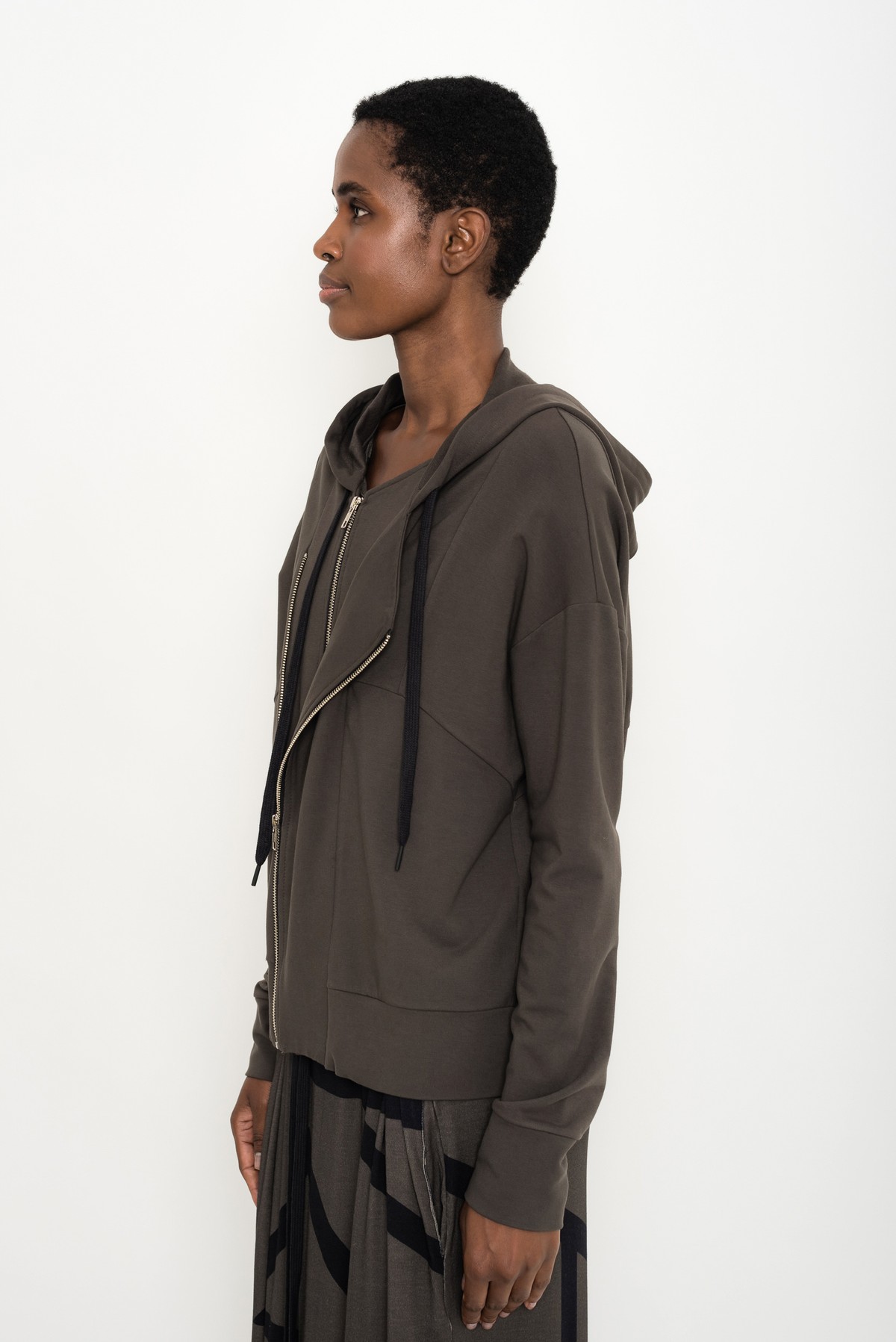 blusão assimétrico com capuz | asymmetric hoodie with cutouts