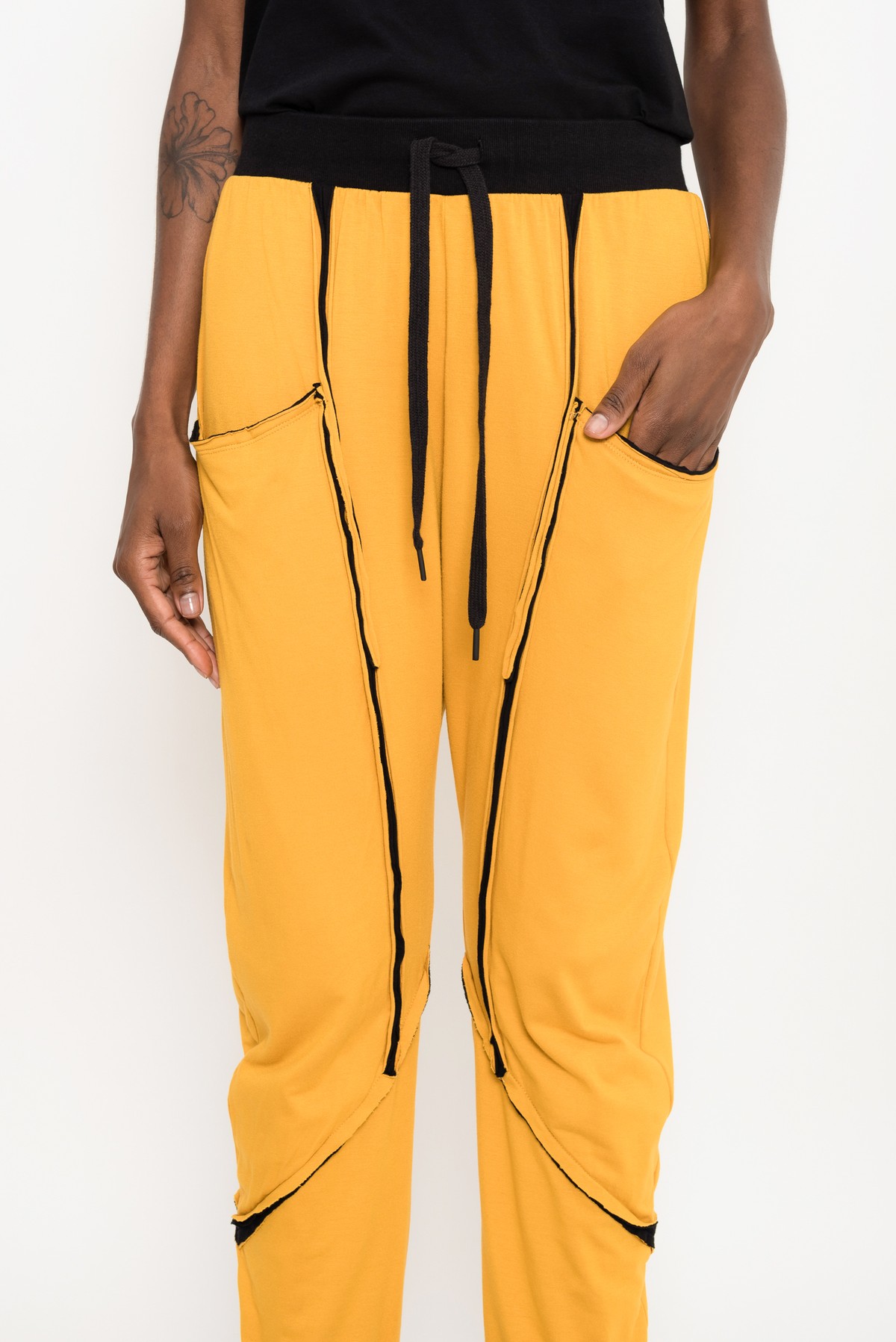 calça esportiva com forro contrastante | sport pants with cutouts