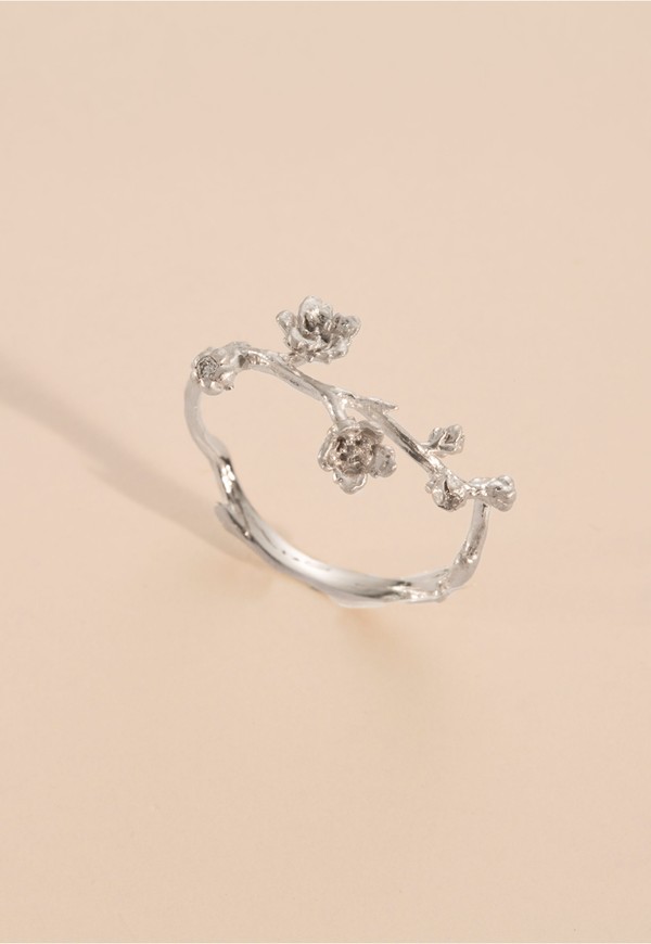Foto do produto anel saku diamantes ouro branco