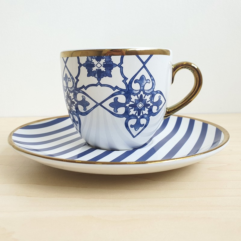 Xícara de Chá Com Pires de Porcelana Lusitana